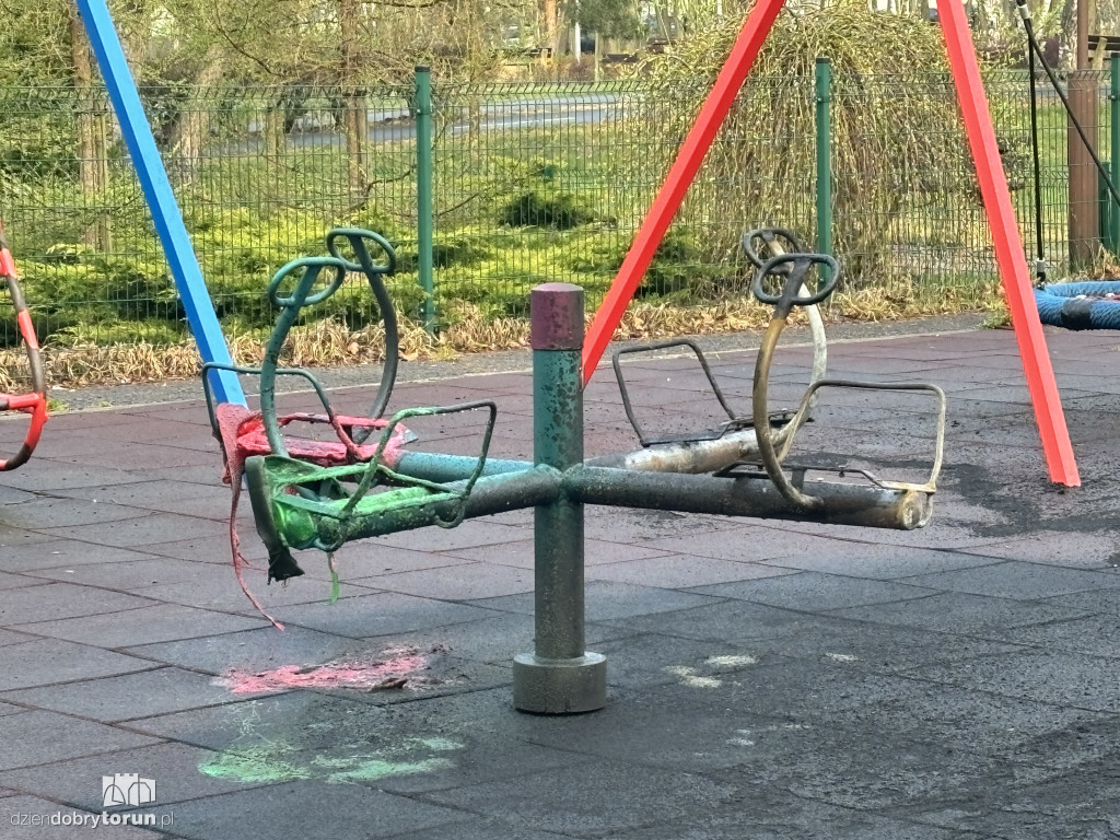 Spalony plac zabaw na Skarpie