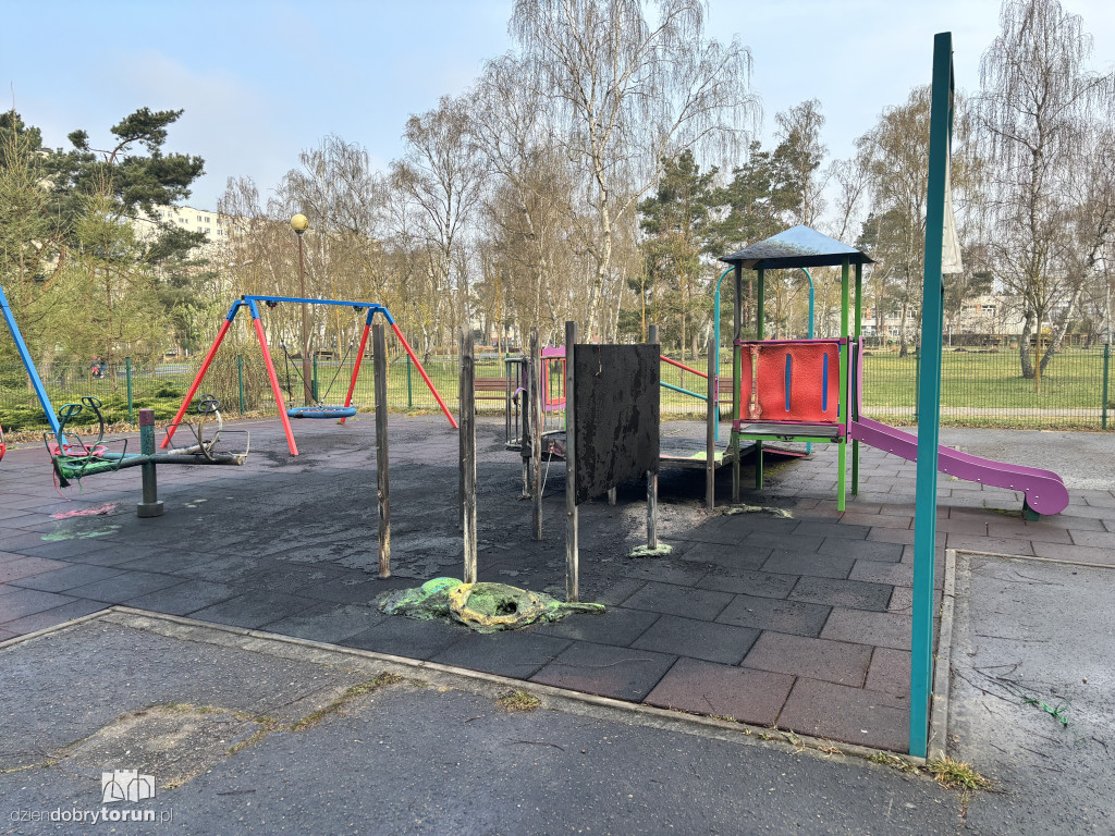 Spalony plac zabaw na Skarpie