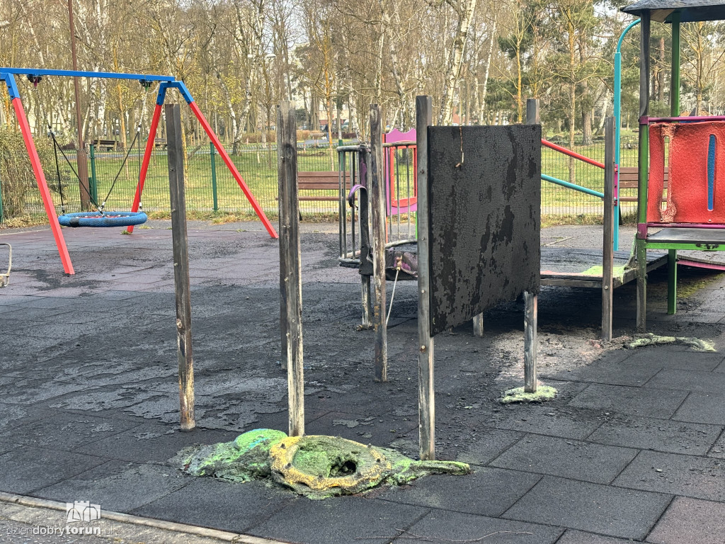 Spalony plac zabaw na Skarpie