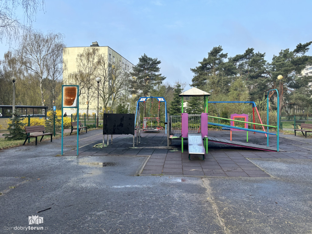 Spalony plac zabaw na Skarpie