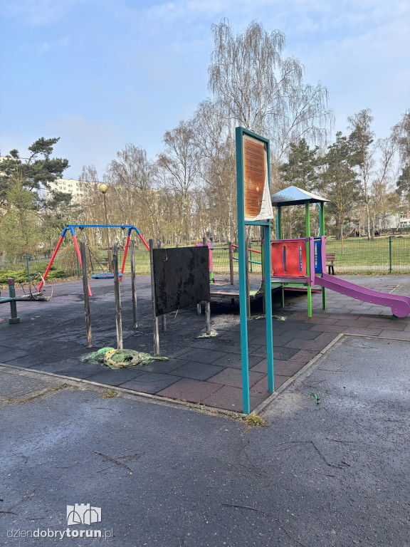 Spalony plac zabaw na Skarpie