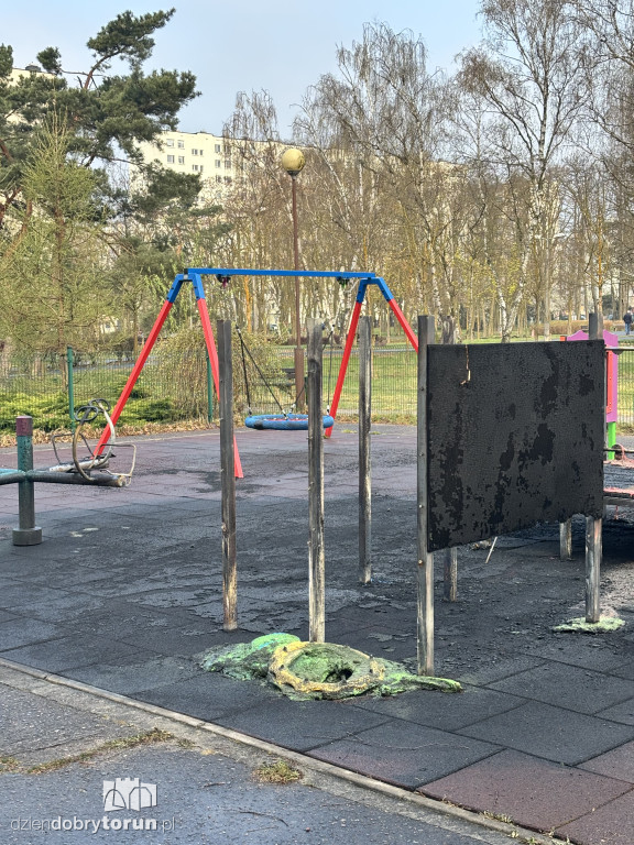 Spalony plac zabaw na Skarpie