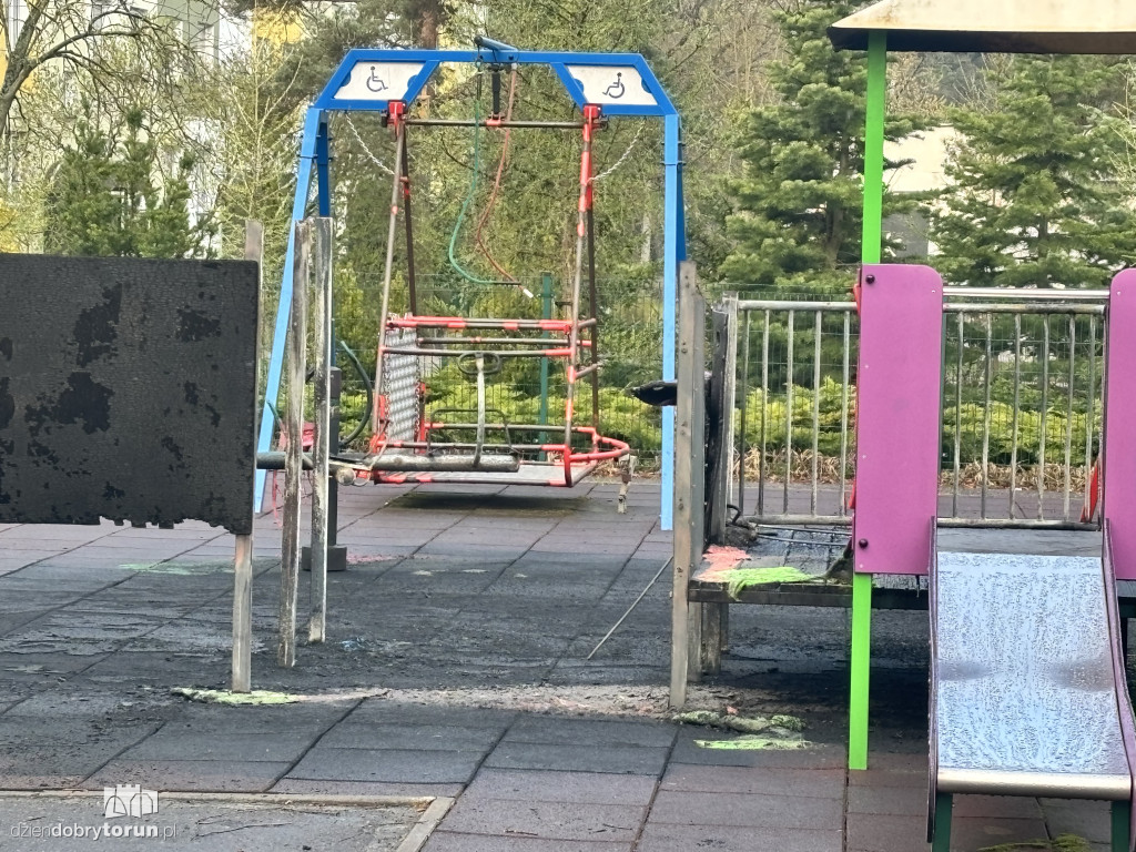 Spalony plac zabaw na Skarpie