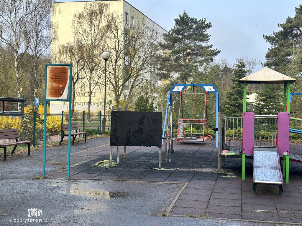 Spalony plac zabaw na Skarpie