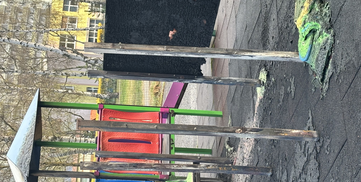 Spalony plac zabaw na Skarpie