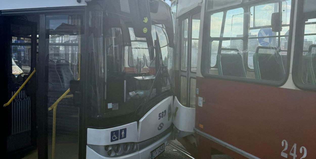 Tramwaj i autobus zderzyły się w centrum Torunia