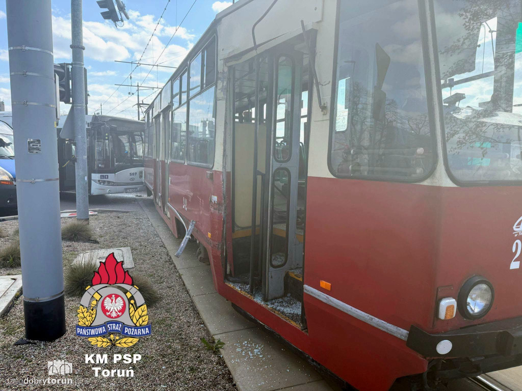 Tramwaj i autobus zderzyły się w centrum Torunia
