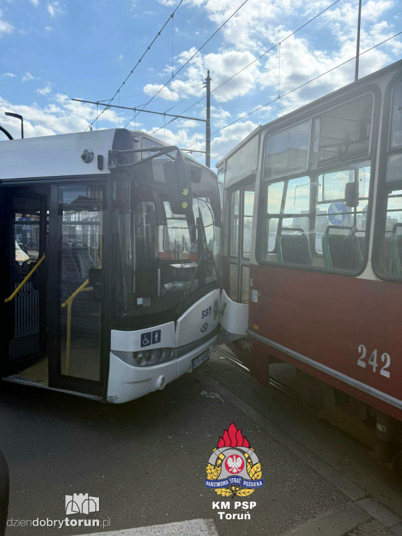 Tramwaj i autobus zderzyły się w centrum Torunia