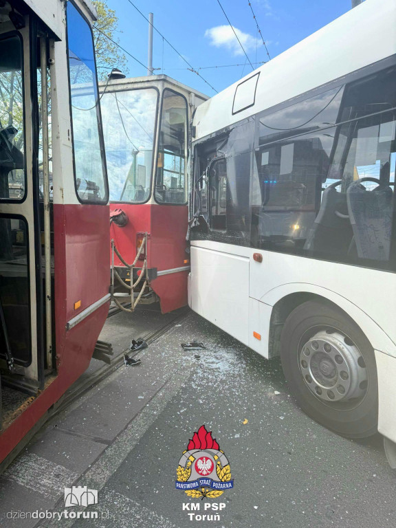 Tramwaj i autobus zderzyły się w centrum Torunia