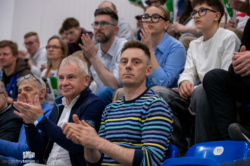 Kibice na meczu siatkówki