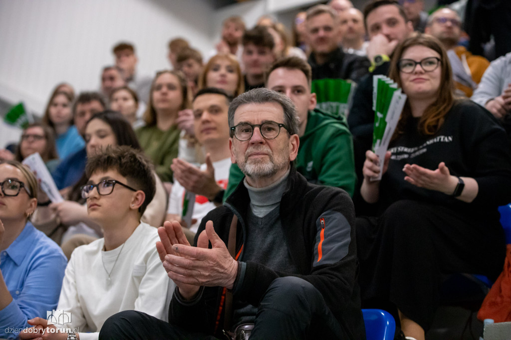 Kibice na meczu siatkówki