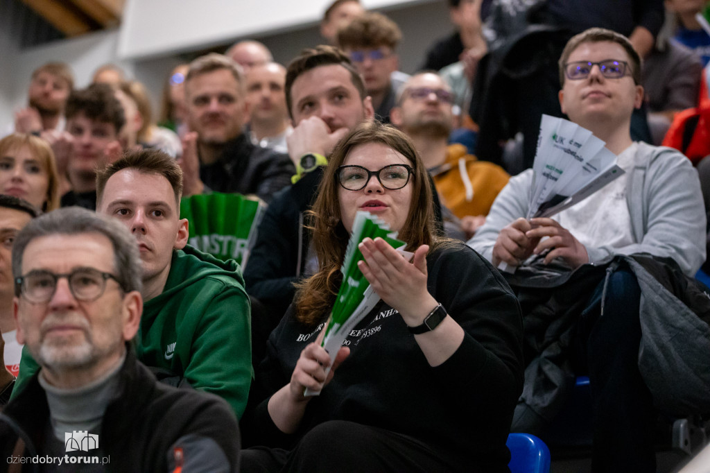 Kibice na meczu siatkówki