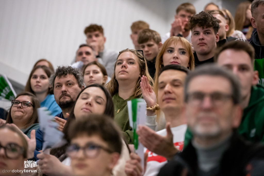 Kibice na meczu siatkówki