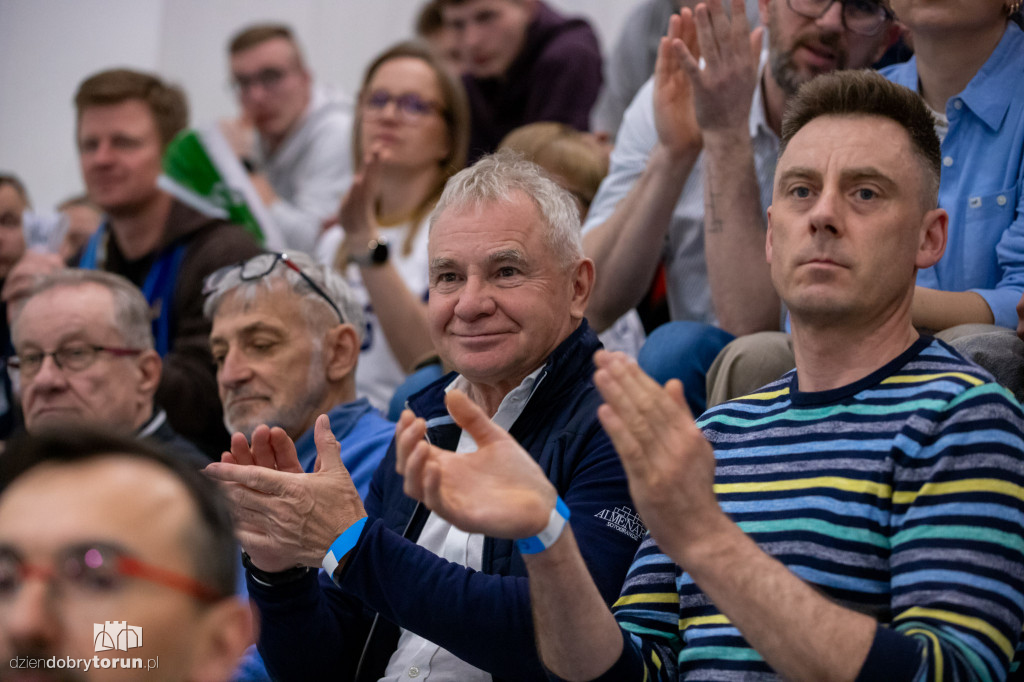 Kibice na meczu siatkówki