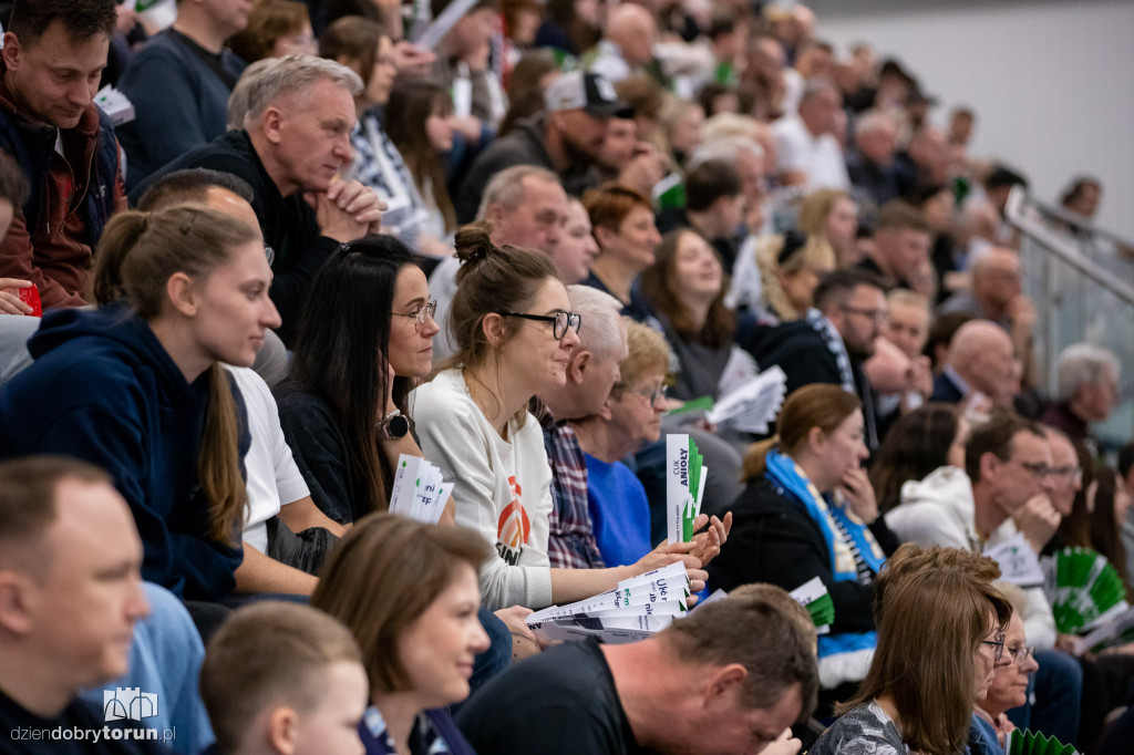 Kibice na meczu siatkówki