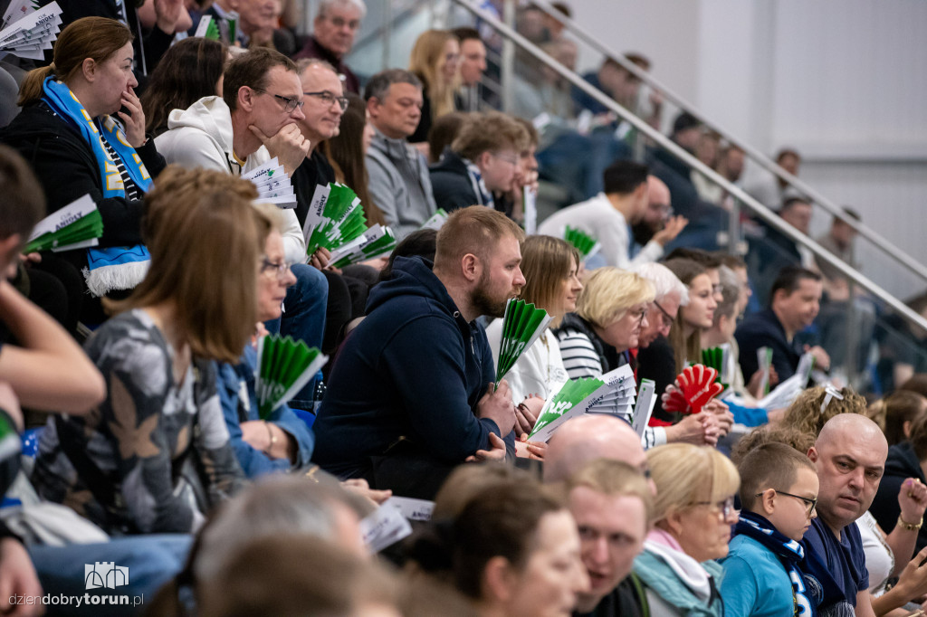 Kibice na meczu siatkówki