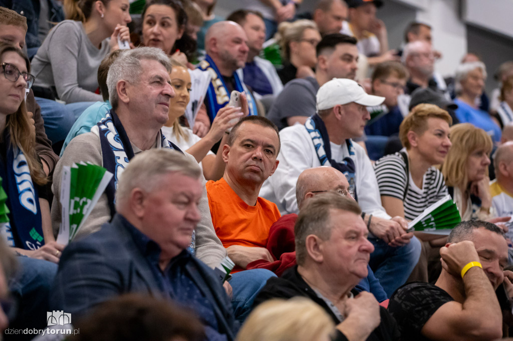 Kibice na meczu siatkówki