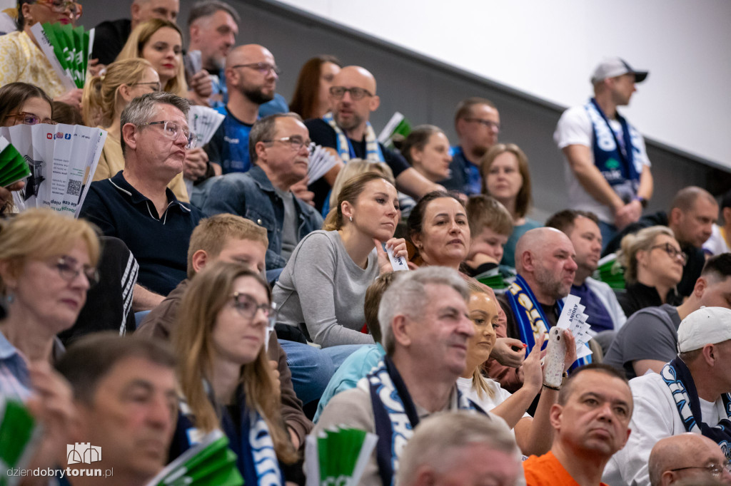 Kibice na meczu siatkówki