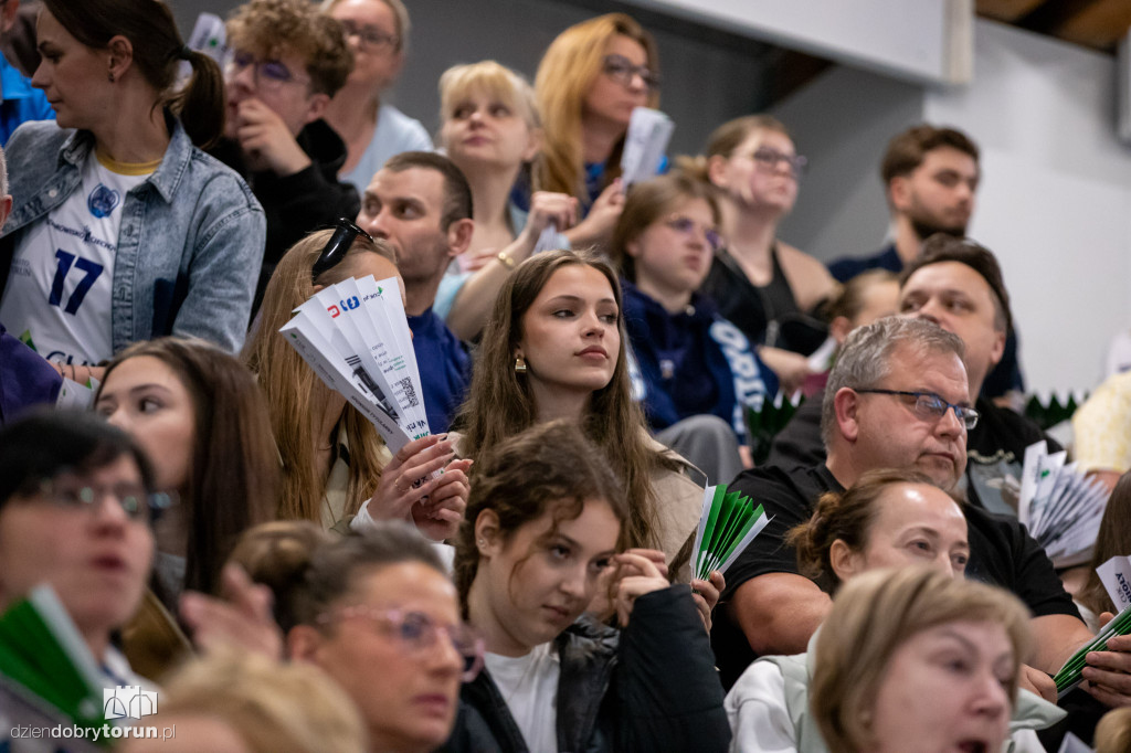 Kibice na meczu siatkówki