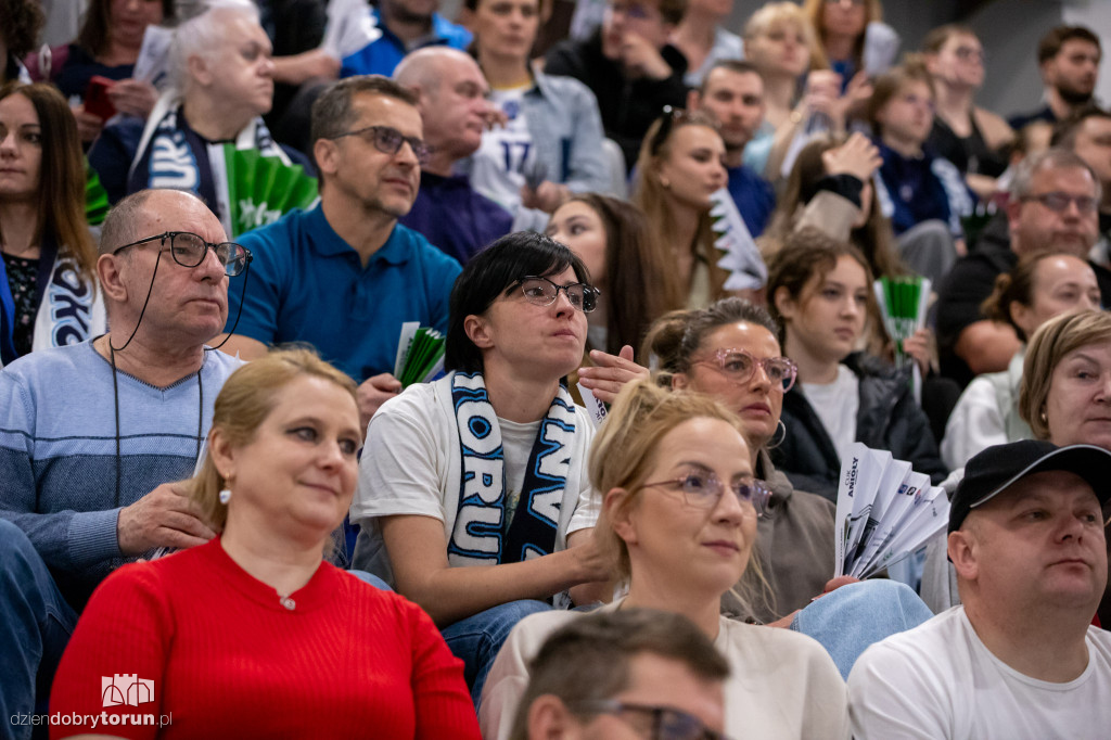 Kibice na meczu siatkówki