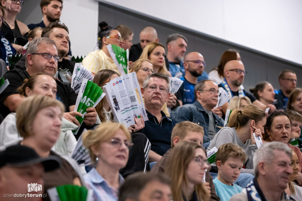 Kibice na meczu siatkówki