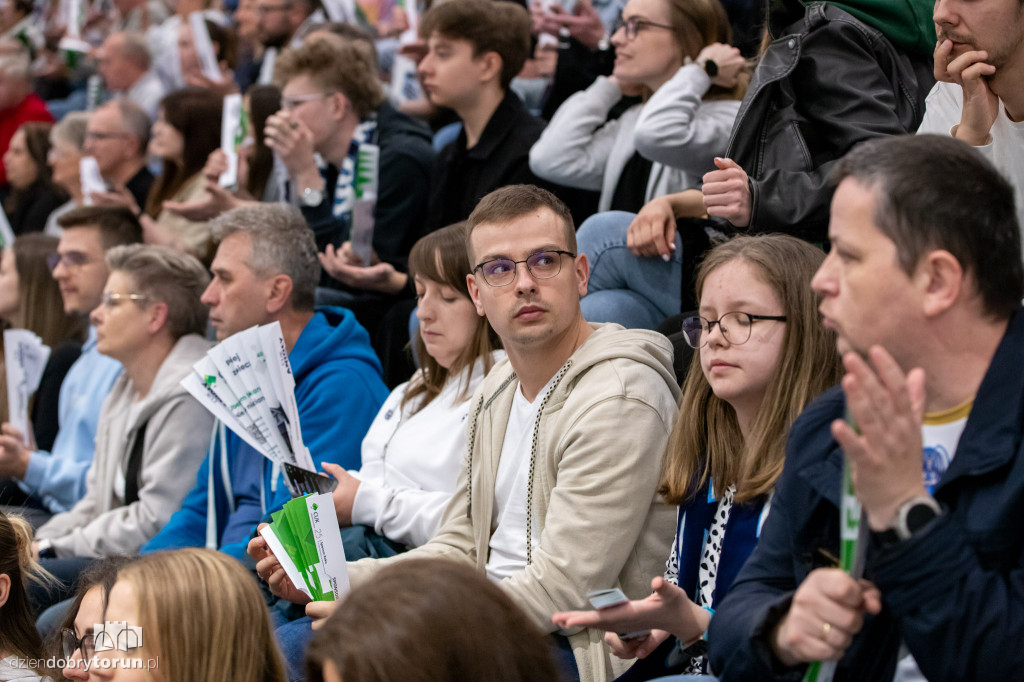 Kibice na meczu siatkówki