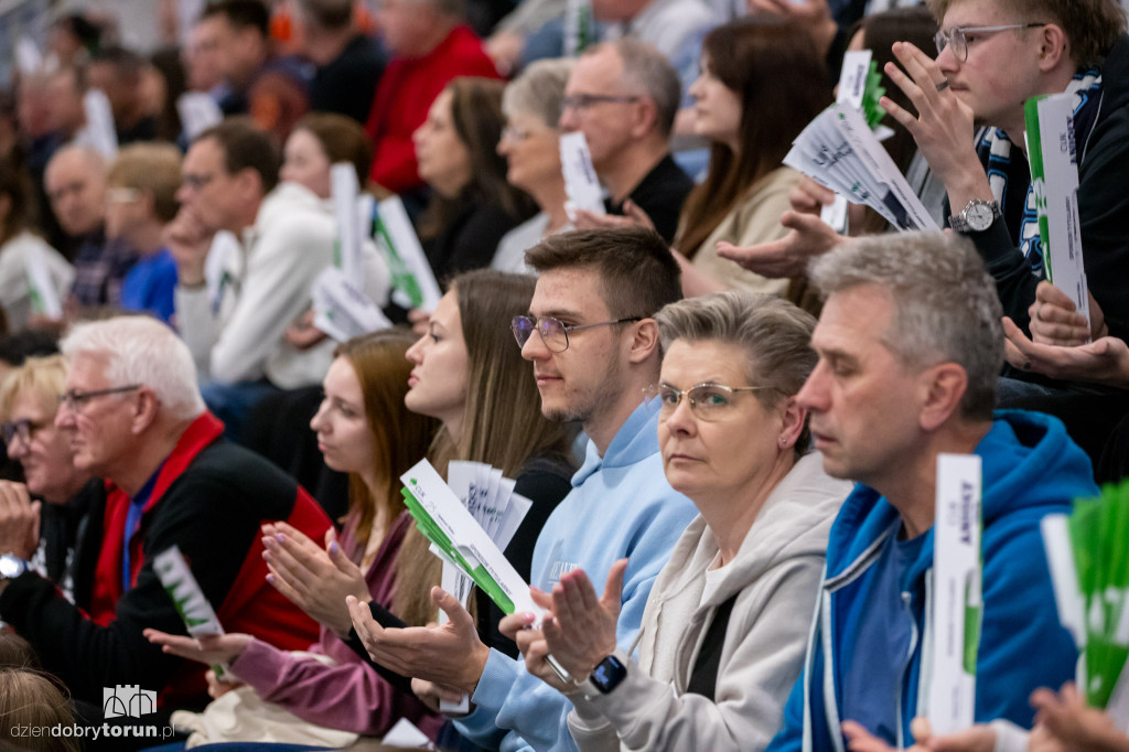 Kibice na meczu siatkówki
