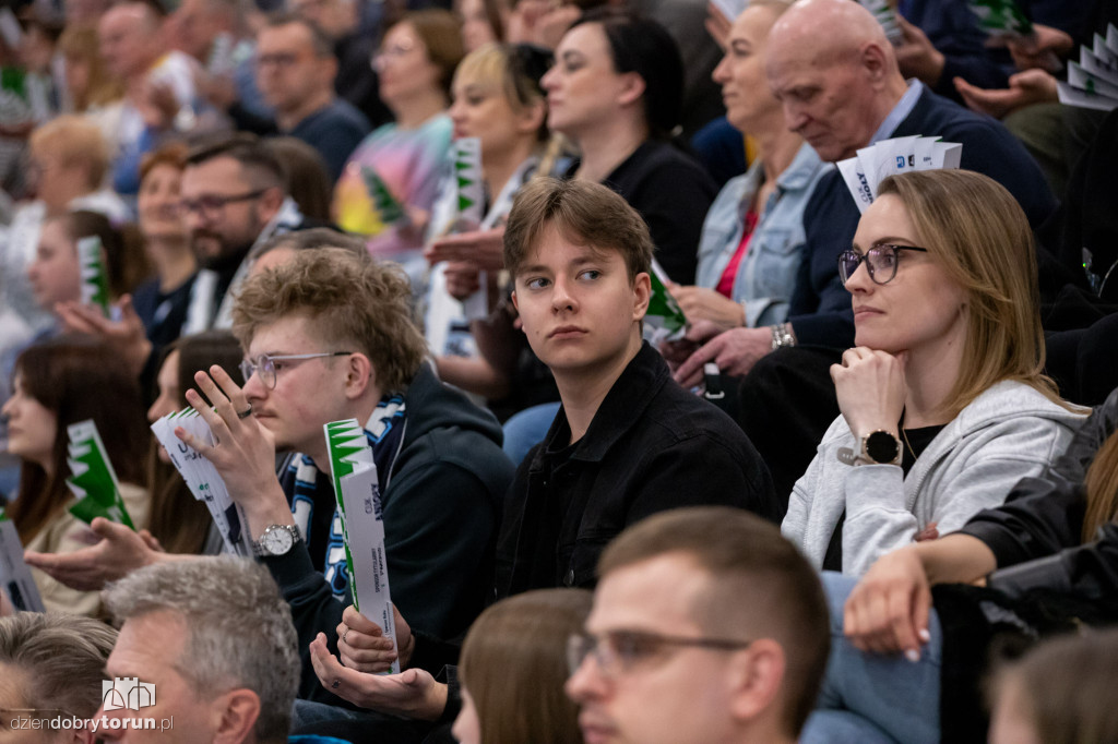 Kibice na meczu siatkówki