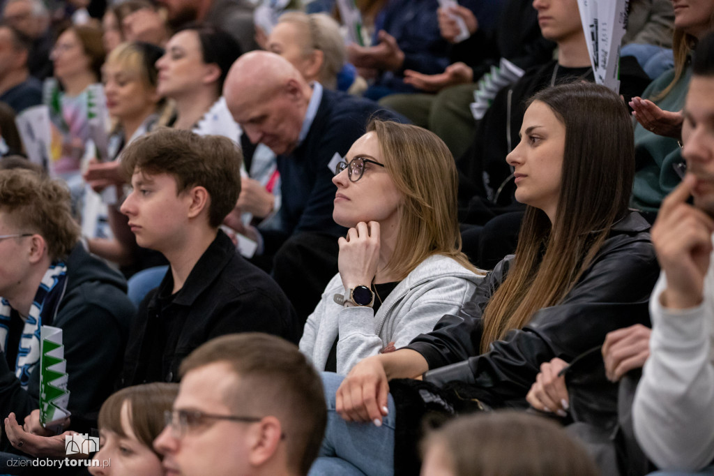 Kibice na meczu siatkówki