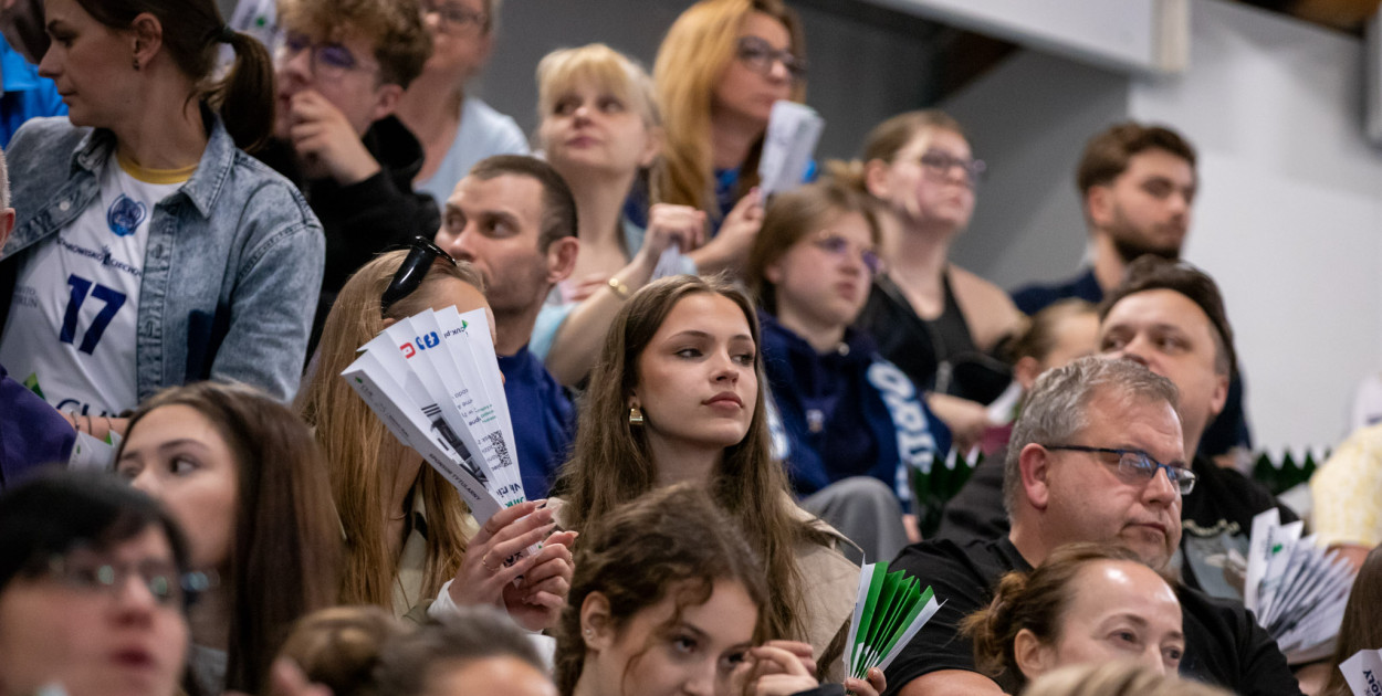 Kibice na meczu siatkówki