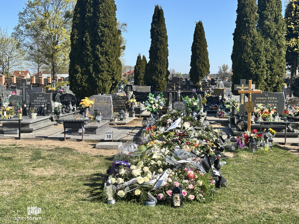 Morze kwiatów na grobie toruńskiej lekarki