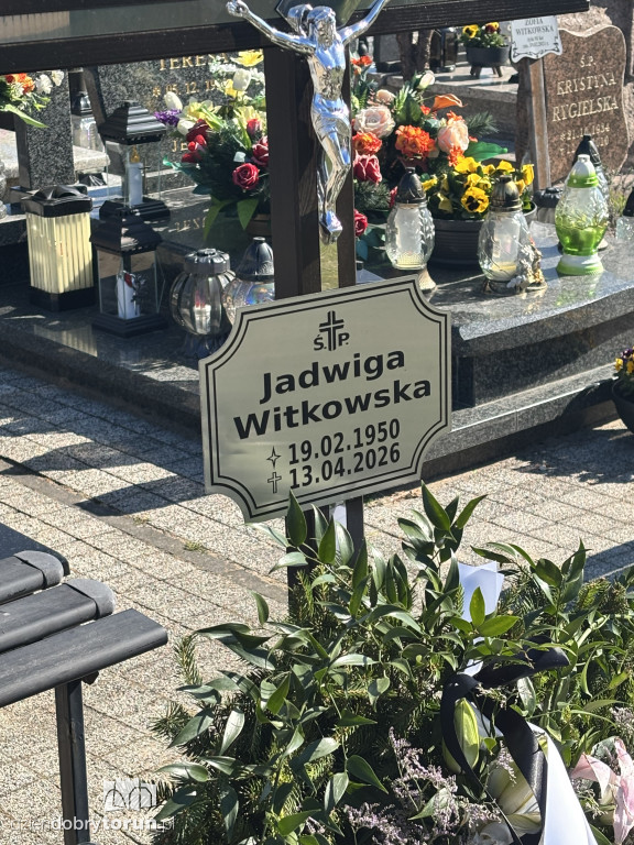 Morze kwiatów na grobie toruńskiej lekarki