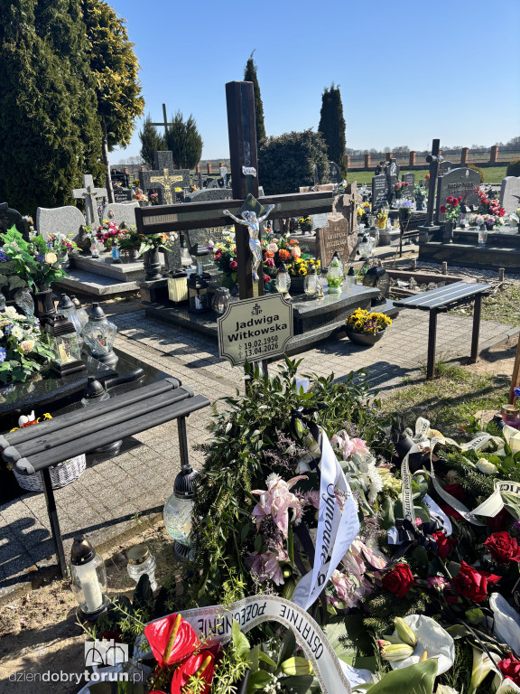 Morze kwiatów na grobie toruńskiej lekarki