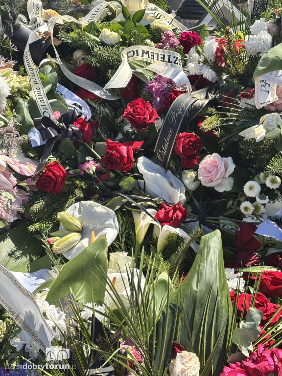 Morze kwiatów na grobie toruńskiej lekarki