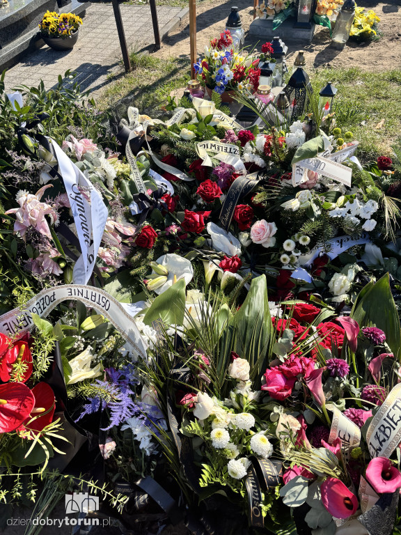 Morze kwiatów na grobie toruńskiej lekarki