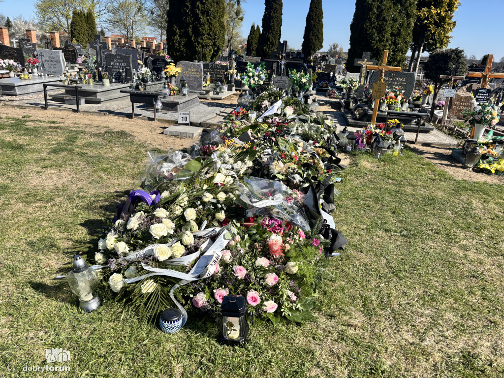 Morze kwiatów na grobie toruńskiej lekarki
