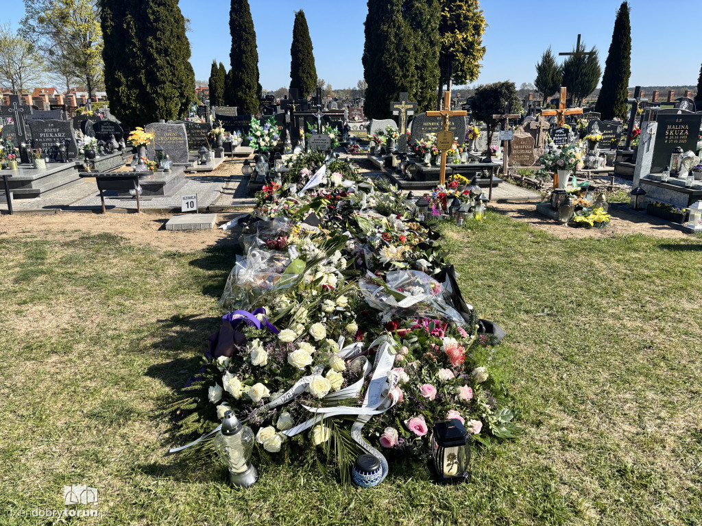 Morze kwiatów na grobie toruńskiej lekarki