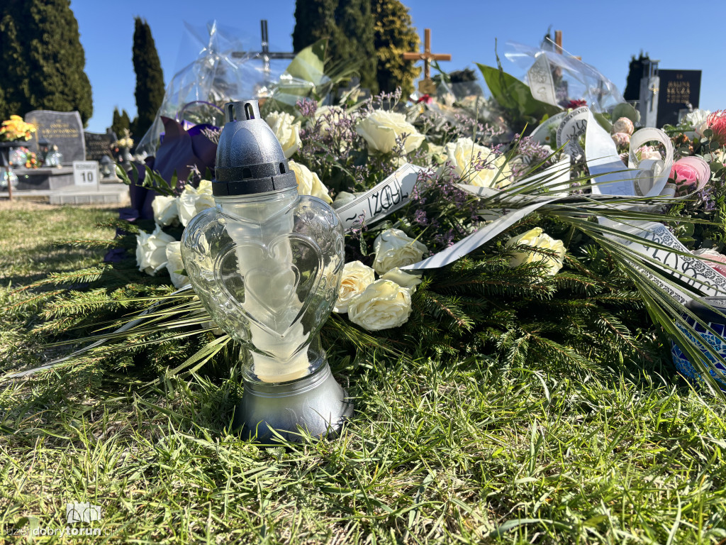 Morze kwiatów na grobie toruńskiej lekarki