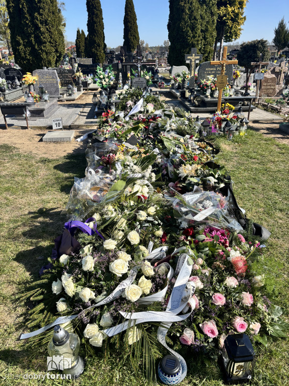 Morze kwiatów na grobie toruńskiej lekarki