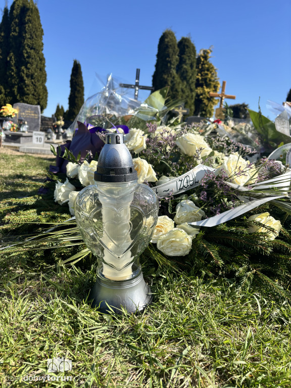 Morze kwiatów na grobie toruńskiej lekarki