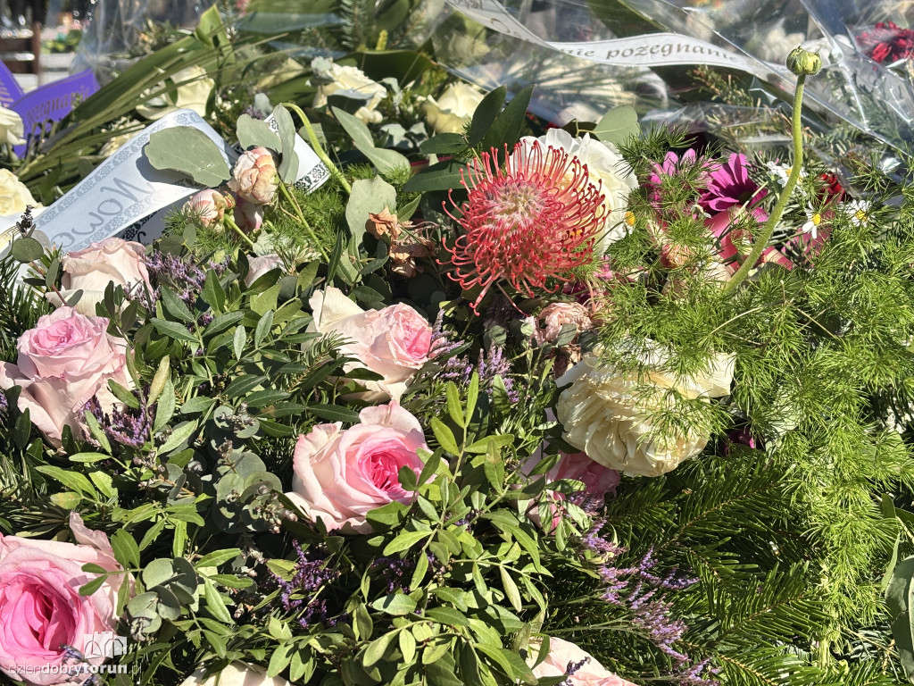 Morze kwiatów na grobie toruńskiej lekarki