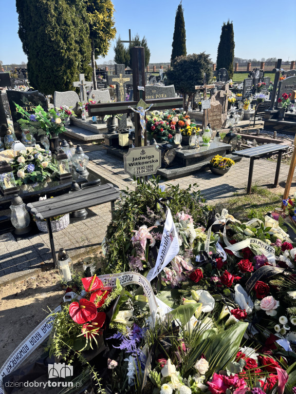 Morze kwiatów na grobie toruńskiej lekarki