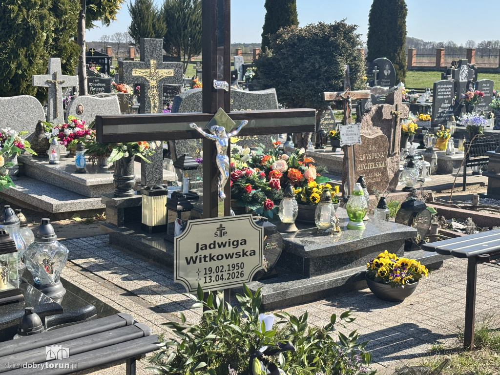 Morze kwiatów na grobie toruńskiej lekarki