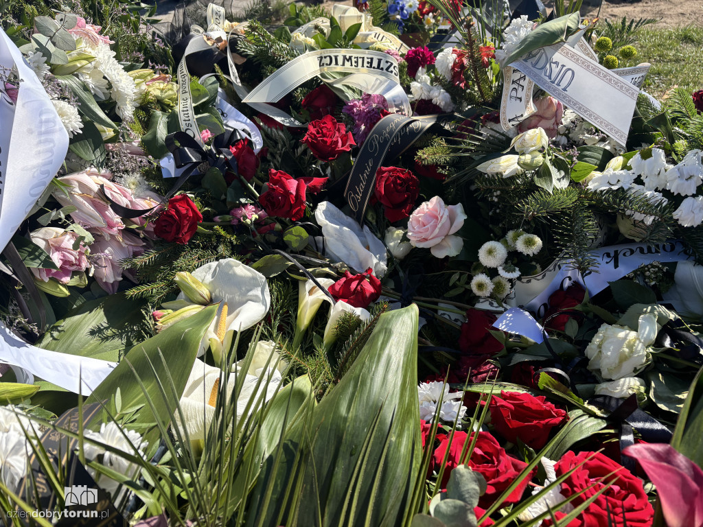 Morze kwiatów na grobie toruńskiej lekarki