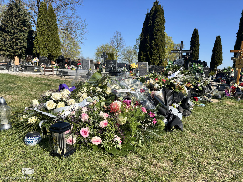 Morze kwiatów na grobie toruńskiej lekarki
