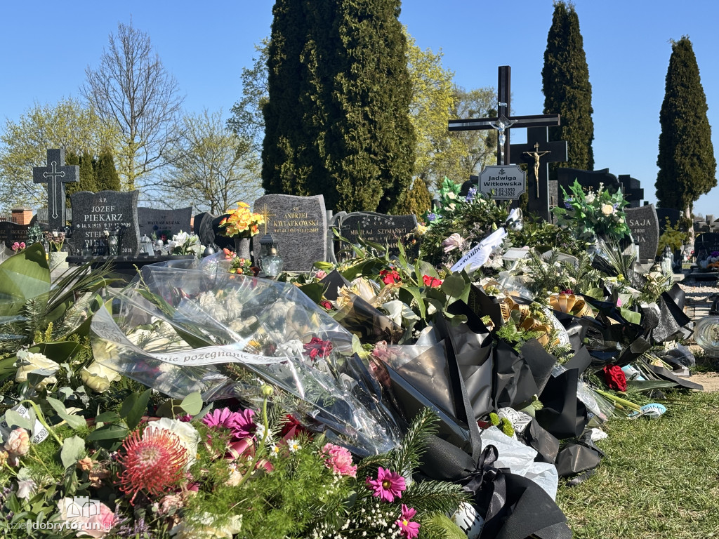 Morze kwiatów na grobie toruńskiej lekarki