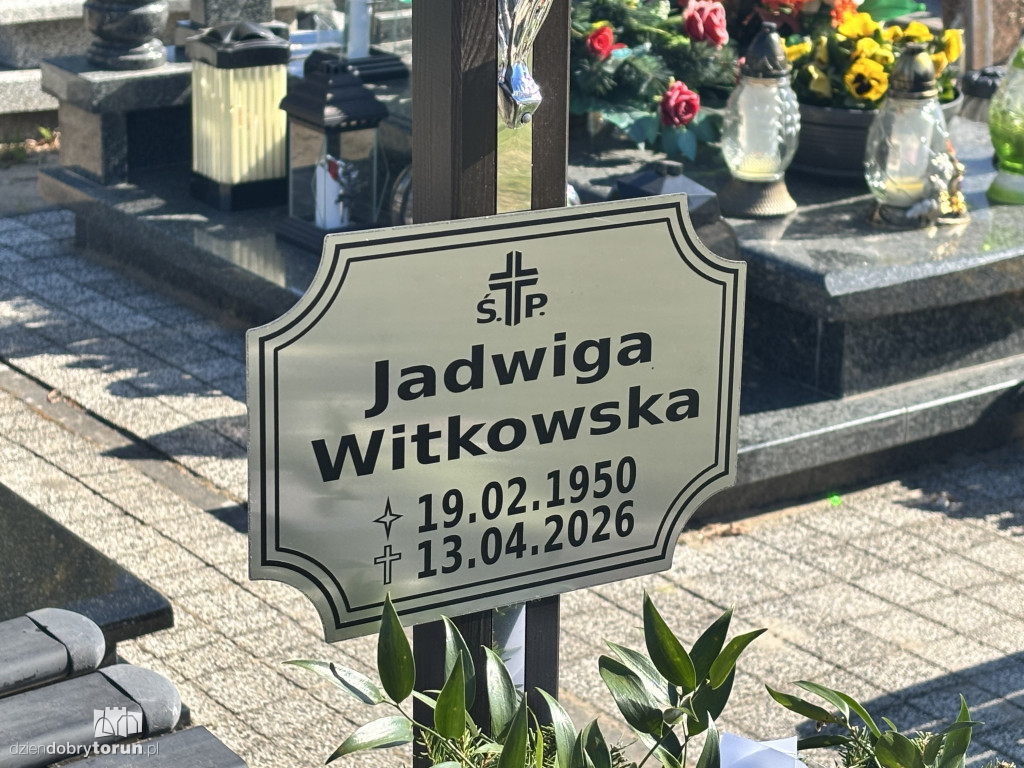 Morze kwiatów na grobie toruńskiej lekarki