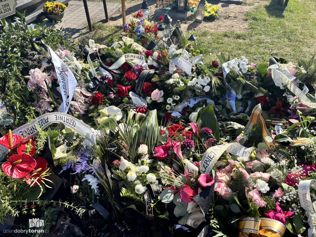 Morze kwiatów na grobie toruńskiej lekarki