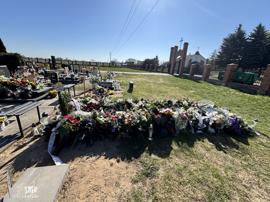 Morze kwiatów na grobie toruńskiej lekarki