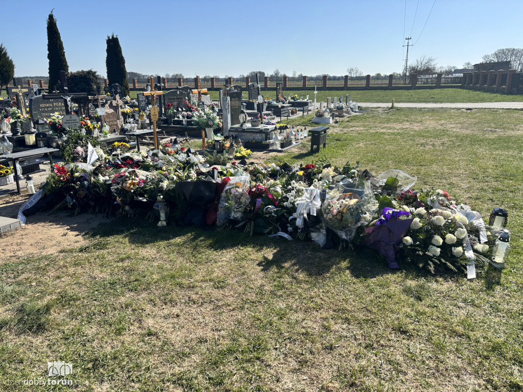 Morze kwiatów na grobie toruńskiej lekarki